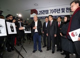 '안보 선점' 한국당, 태영호 영입 이어 천안함 전우회장 만나
