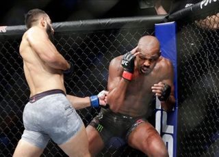 [UFC] '10년째 말만' 존 존스, 헤비급 매치는 언제?