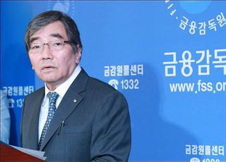 '코로나는 소나기'...윤석헌, 은행장들에게 "자영업자 우산 제공"