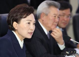김현미 장관 “버스 고속도로 통행료 한시 면제 추진”