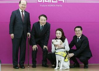 미래한국당, 시각장애 피아니스트 김예지 영입…"이해찬에 장애인 의지 보여줄 것"