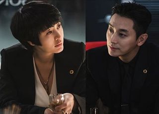 '하이에나' 김혜수·주지훈, 심상치 않은 한밤의 위스키 회동