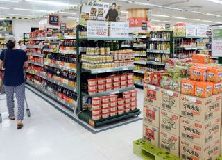 [코로나19] '가공식품 사재기'가 식품업계 반사이익?..."유통기한만 7년"