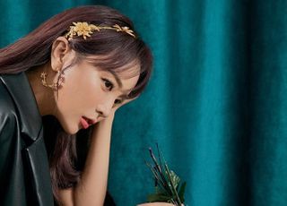 [D:FOCUS] 홍진영, 콘셉트 포토로 공개한 신곡 키워드 ‘꽃’