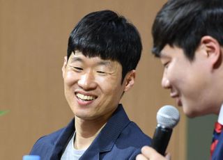 [코로나19] 박지성, 메시 등과 FIFA 캠페인 등장