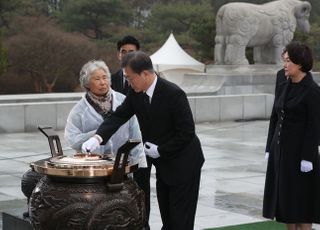 "누구 소행인지 말해달라"…천안함 유족, 文대통령에 호소