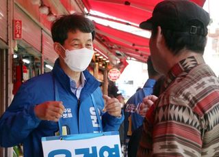 &lt;포토&gt; 주민들과 대화 나누는 윤건영