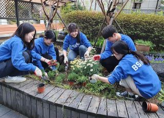 bhc치킨 ‘해바라기 봉사단’, 식목일 맞아 공기 정화식물 심기 봉사활동 펼쳐
