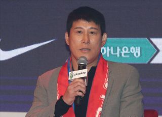 &lt;포토&gt; 발언하는 고정운 김포시민축구단 감독
