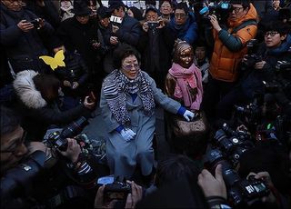 [윤미향 사태] 민주당 인사들의 '친일 몰이'…"할머니가 친일파인가" 성토 목소리