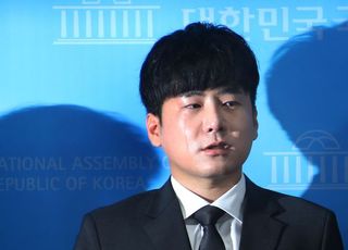 &lt;포토&gt; 눈물로 호소하는 고 구하라씨 친오빠 구호인 씨, '구하라법' 통과 촉구