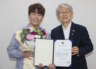 &lt;포토&gt; 디지털 포용 홍보대사 '도티'와 기념촬영하는 최기영 장관