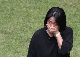 윤미향, 검은 옷 입고 오열…위안부 쉼터 소장 '회고글' 삭제