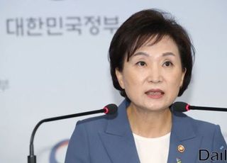 김현미 장관 3년, 서울 집값 52% 상승...발자취엔 '규제 또 규제'