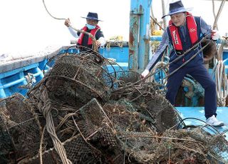 “해양침적쓰레기, 연근해 사정 밝은 어업인들 수거해야 효과 커”