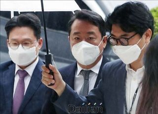 '인보사 의혹' 이웅열 전 코오롱 회장 불구속 기소