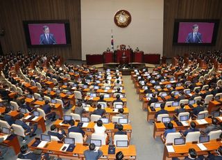 "대통령은 박원순 성추행 의혹에 답하라"…'죽은 자'도 참석한 21대 국회 개원식