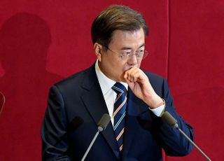 文지지율, 부정 52.9%…긍정과 격차 10% 이상 벌어져