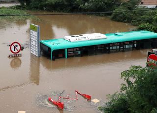 &lt;포토&gt; 임진강변 침수된 시내버스