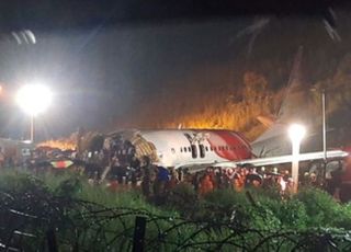 인도 항공기 폭우 속 착륙 사고로 ‘두 동강’…20명 이상 사망