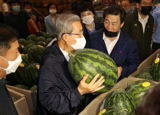 [현장] 가락시장 찾은 김종인, '홍수 피해 직격탄' 현장 목소리 경청