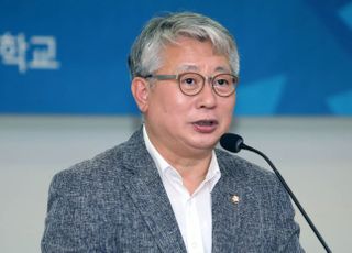 "표 쫓아 우왕좌왕, 믿음 안가"…'소신파' 조응천, 與전대 출마자들 향해 직격탄