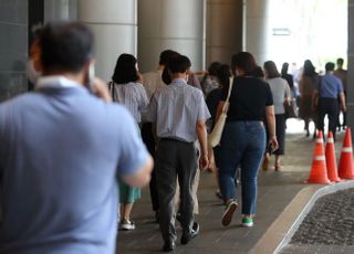 서울시청 공무원 첫 확진...시청 본관 폐쇄