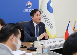성윤모 장관 “체코 원전사업 한국이 적임자”