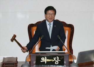 코로나 확산세에…박병석 의장 "2주간 외부인 출입 금지·보좌진 재택 권유"