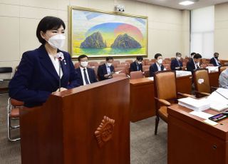 &lt;포토&gt; 정무위 출석한 전현희 국민권익위원장