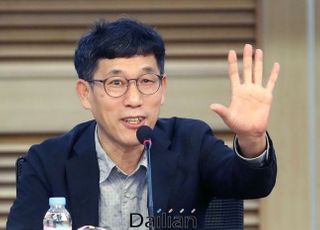 진중권 "조국흑서 제작에 500만원…조국백서 3억 용처 공개하라"