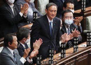 스가, 일본 총리 선출…'아베 각료' 과반 자리지킬 듯