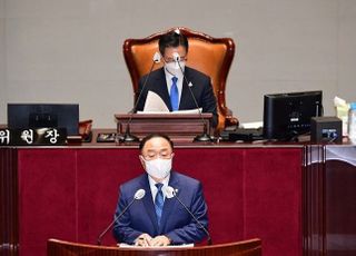 홍남기 "전 국민 무료 독감접종 받아들이기 어려워"
