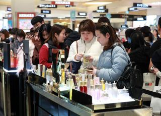 중국 성수기·소비 회복...잠자던 화장품株 주가 ‘기지개’