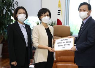 &lt;포토&gt; 삼성에 의한 국회 우롱사건 항의서한 제출하는 정의당 