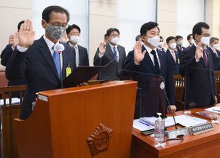 &lt;포토&gt; 국정감사 선서하는 최문순 강원도시자, 원희룡 제주도지사, 이시종 충북도지사, 이철우 경북도지사