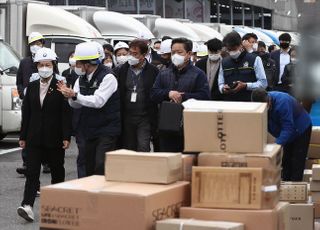 &lt;포토&gt; CJ대한통운 택배물류현장 시찰하는 국회 환노위원들