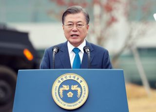 문대통령 "경찰, 위법한 집단행위 엄정 대응"…코로나 노고 치하