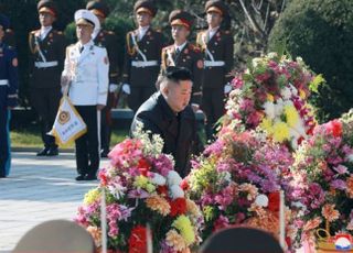 '순망치한' 재확인…김정은, 중공군 참전 기념일에 열사능원 참배