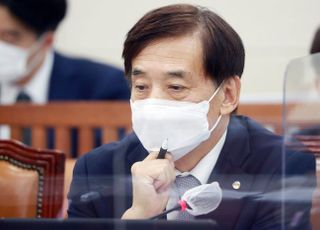 &lt;포토&gt; 질의 듣는 이주열 한국은행 총재