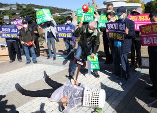 &lt;포토&gt; 한투연 '대주주 3억원' 규탄 퍼포먼스