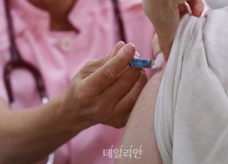 질병청 “독감백신 접종과 사망 연관성 확인 안 돼...접종 계속”