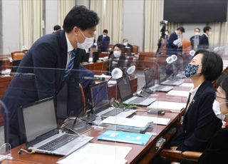 &lt;포토&gt; 야당에 양해 구하는 김영진 더불어민주당 원내수석부대표