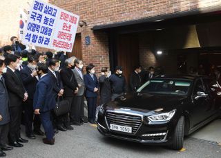 &lt;포토&gt; 논현동 자택 나서는 이명박 전 대통령