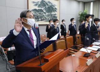 &lt;포토&gt; 국회 운영위 대통령비서실 등 국정감사 증인 선서