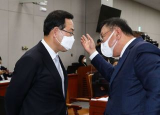 &lt;포토&gt; 국정감사에서 대화하는 김태년-주호영