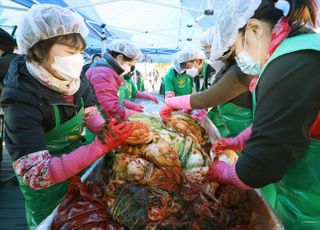 &lt;포토&gt; 김장김치 담그는 새마을부녀회원들