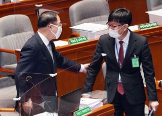 &lt;포토&gt; 대화하는 홍남기 부총리와 김상조 정책실장