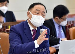 문재인 대통령, 홍남기 부총리 쉽게 못 내치는 이유