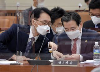 &lt;포토&gt; 기재위 조세소위 출석한 김용범 기재부 1차관과 임재현 세제실장